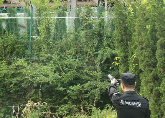 چراغ قوه ضد پهپاد تا 300 متر با نور قوی 1000LM مسدود می شود